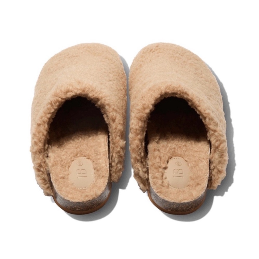 INTENTIONALLY BLANK Apres Slippers